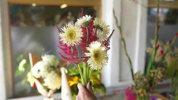 le fleuriste arrange les fleurs pour le bouquet video