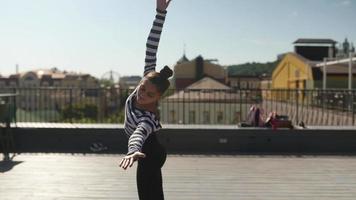 donna tratti su yoga stuoia su un all'aperto ponte video