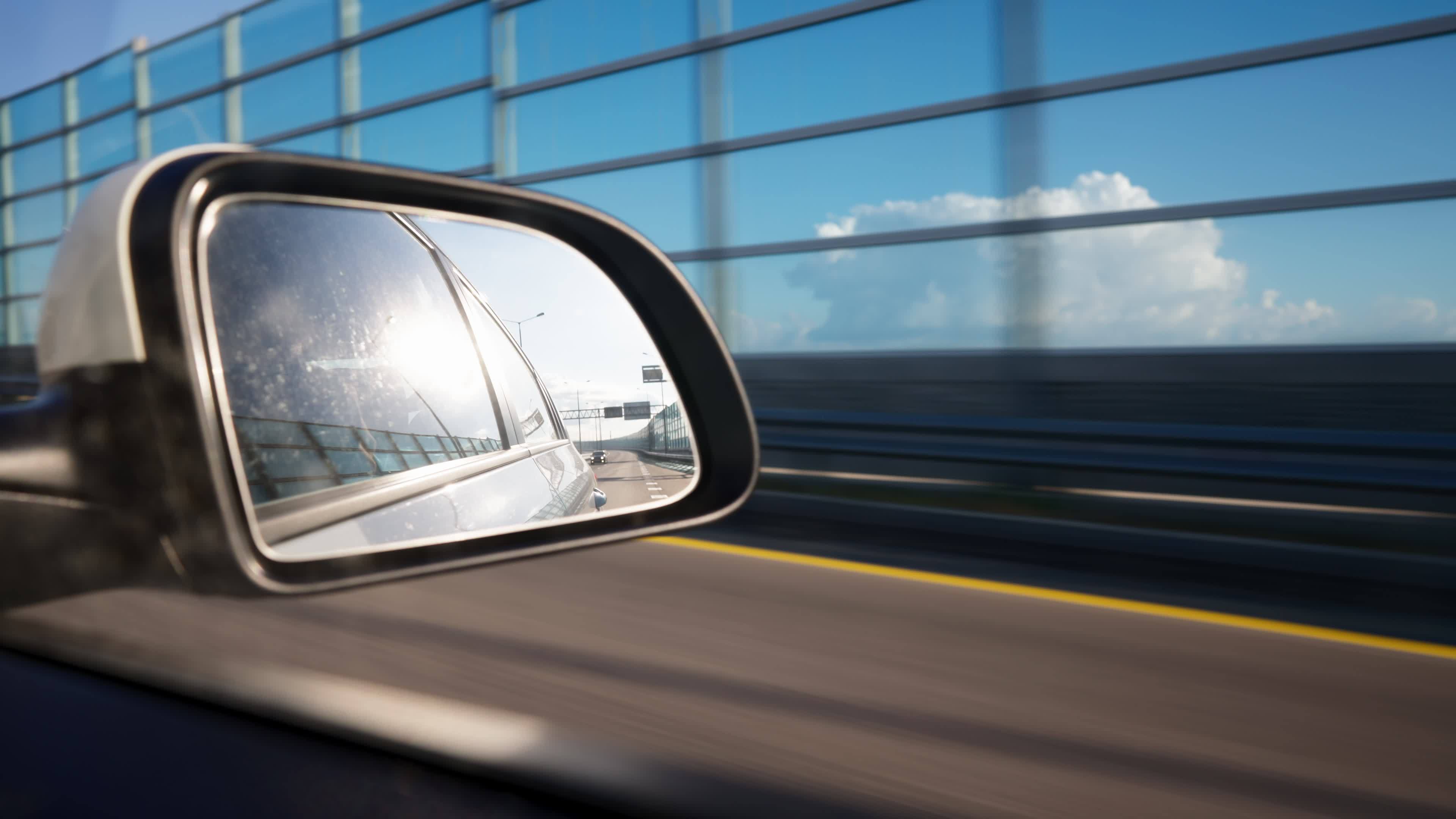 Blick vom Seitenspiegel auf das Innere eines fahrenden Autos entlang der  Autobahn an einem sonnigen Tag. Konzept von Fahrzeugen und Transport. keine  Leute. 12679485 Stock-Video bei Vecteezy