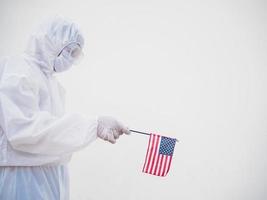 retrato de médico o científico en uniforme de suite ppe con bandera nacional de los estados unidos de américa. covid-19 concepto aislado fondo blanco foto