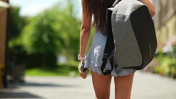 mulher caminha no caminho ao ar livre carregando mochila em um dia ensolarado video