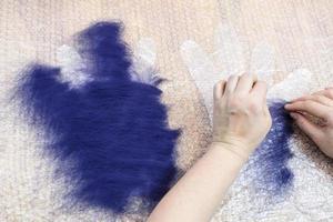 craftsman spreads fibers on second cutting pattern photo