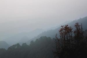 hermosa vista de las montañas y la niebla blanca foto