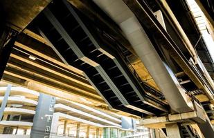 estructura de edificio y escalera bajo la estación de skytrain foto