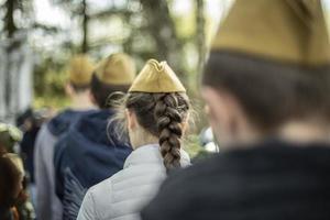 chicas en uniforme militar en rusia. ceremonia de duelo en honor a la victoria sobre el fascismo. detalles de memorable fecha militar. foto