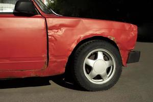 coche rojo en el estacionamiento. coche retro en rusia. color brillante de la máquina. foto