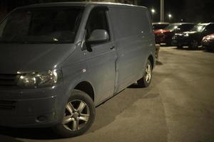 transportador en estacionamiento por la noche. furgoneta en la calle. foto