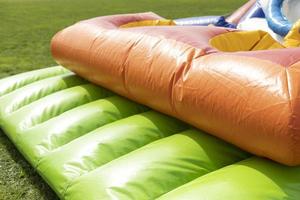 construcción inflable en parque de atracciones. Carrera de obstáculos para niños. foto