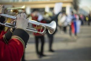 orquesta con instrumentos de viento. trompetistas en uniformes ceremoniales. foto