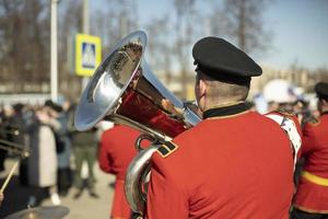 orquesta con instrumentos de viento. trompetistas en uniformes ceremoniales. foto