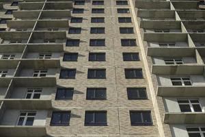 Ventanas en edificio nuevo. construcción de viviendas. foto