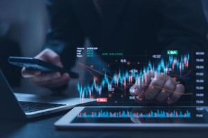 hombre de negocios tocando el gráfico de pantalla virtual indicador del mercado de valores cambio de divisas gestión financiera forex. gráfico de beneficios empresariales concepto de economía de índice de crecimiento comercial. foto