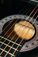 las cuerdas de una guitarra negra clásica foto