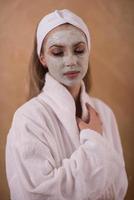 spa mujer aplicando mascarilla facial