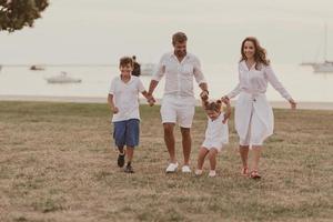 pareja mayor con ropa informal con sus hijos, niños y niñas disfrutan de la playa pasando unas vacaciones juntos. tiempo familiar . enfoque selectivo foto