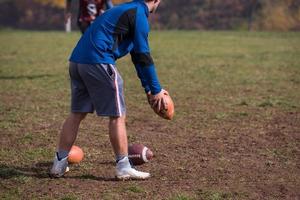 pateador de fútbol americano practicando kickoff foto