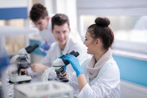 grupo de jóvenes estudiantes de medicina investigando foto