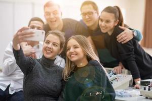 jóvenes estudiantes felices haciendo selfie foto