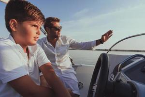 padre e hijo disfrutan de sus vacaciones juntos mientras viajan en un barco de lujo en el mar. enfoque selectivo foto