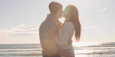 pareja divirtiéndose en un hermoso día de otoño en la playa foto