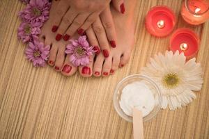 pies y manos femeninos en el salón de spa foto