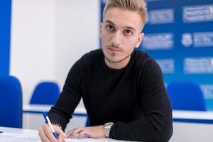 estudiante masculino escribiendo notas foto