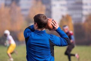 equipo de fútbol americano con entrenador en acción foto