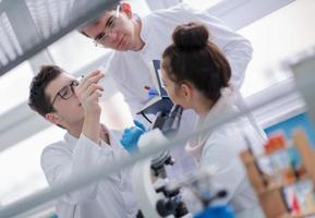 grupo de jóvenes estudiantes de medicina investigando foto