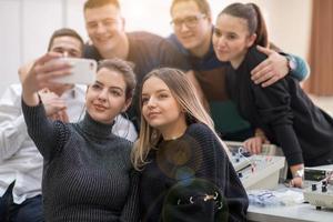 jóvenes estudiantes felices haciendo selfie foto