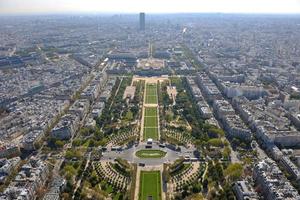 París, Francia, 2022 - Torre Eiffel en París en el día foto