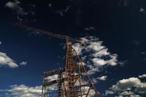 grúa con nubes dramáticas en el fondo foto