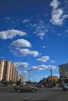 tráfico en la ciudad y cielo azul con nubes dramáticas foto