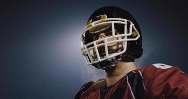 retrato de un joven jugador de fútbol americano confiado foto