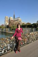 mujer turista divertirse en francia foto