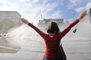 mujer turista divertirse en francia foto