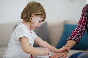 hija pintando uñas a su mamá embarazada foto