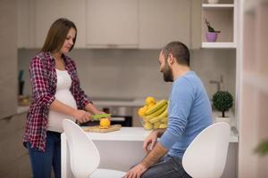 pareja cocinando comida fruta jugo de limón en la cocina foto