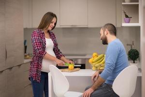 pareja cocinando comida fruta jugo de limón en la cocina foto