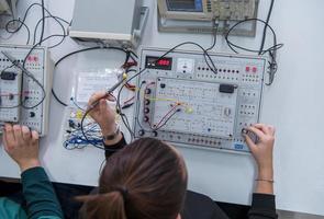 estudiantes practicando en la vista superior del aula electrónica foto