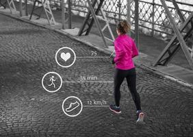 mujer corriendo por el puente foto