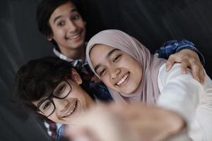 grupo de adolescentes árabes tomando una foto selfie en un teléfono inteligente