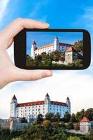 instantánea del castillo de bratislava hrad en un teléfono inteligente foto