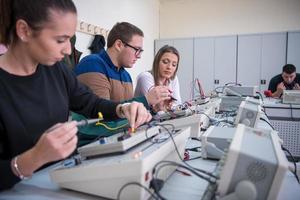 estudiantes practicando en el aula electrónica foto