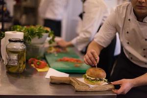 chef terminando hamburguesa foto