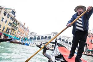 venecia italia, conductor de góndola en gran canal foto