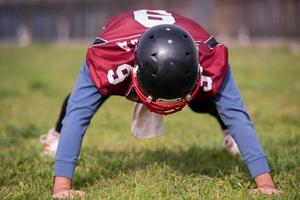 jugador de fútbol americano haciendo flexiones foto