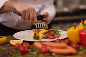 chef serving vegetable salad photo