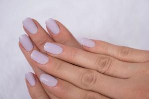 dedos de mujer con manicura francesa foto