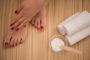 pies y manos femeninos en el salón de spa foto