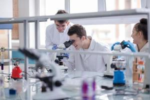 grupo de jóvenes estudiantes de medicina investigando foto